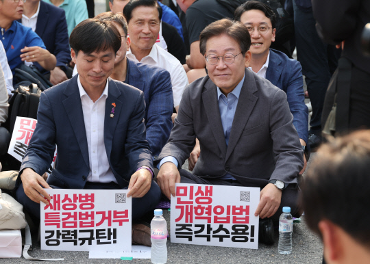 이재명 전 더불어민주당 대표가 지난 13일 광화문광장 인근에서 열린 채상병 특검법 거부권 규탄 범국민대회에 참석하고 있다. [연합뉴스 제공]